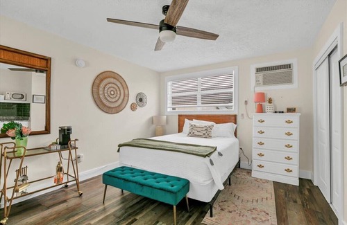 Safety Harbor Hotel | Queen Studio | Downtown Spot +Free Laundry