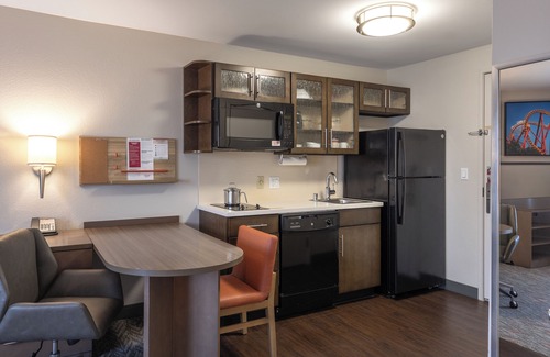 Anaheim Resort House | Queen Studio Escape! 2 Unit Pet Friendly Stay w/Outdoor Pool, Steps to Disney!