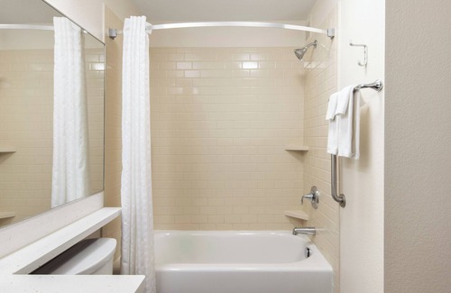 Anaheim Resort House | Queen Studio Escape! 2 Unit Pet Friendly Stay w/Outdoor Pool, Steps to Disney!