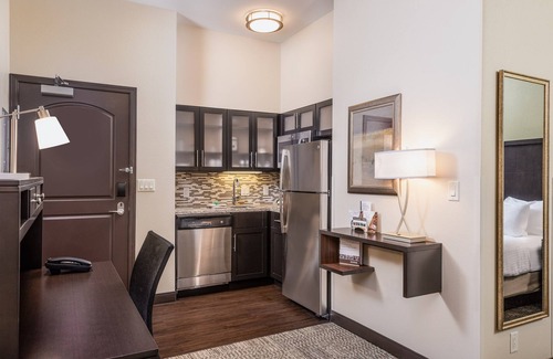 Altoona Apartment | Queen Studio | Free Breakfast, Free Wi-Fi, Indoor Pool and Hot Tub