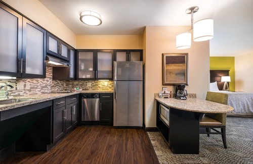 Altoona Apartment | Queen Studio | Free Breakfast, Free Wi-Fi, Indoor Pool and Hot Tub