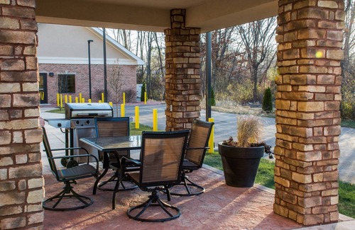 Schererville Apartment | Queen Studio. Free Breakfast. Indoor Pool. Gym & Business Center.