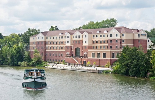 Rochester Apartment | Queen Studio with a River View | Just a Stroll from the University of Rochester