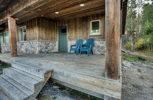 Island Park Cabin | Queen Suite at Ponds Lodge Cabin 6 Unit 4