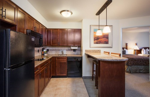 Biggs Field Condo | Queen Suite | Free Daily Breakfast, Outdoor Pool Access + 24h Business Center