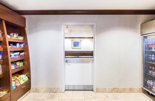 Biggs Field Condo | Queen Suite | Free Daily Breakfast, Outdoor Pool Access + 24h Business Center
