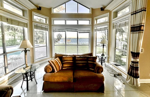 Lakeside House | Queen Suite on The Lake