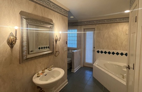 Lakeside House | Queen Suite on The Lake