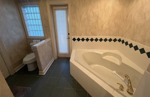Lakeside House | Queen Suite on The Lake