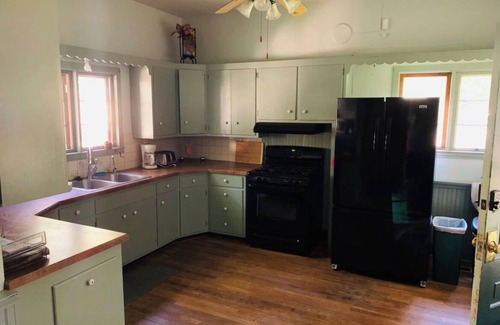 Adrian House | Queen Victorian Home, Walking distance to downtown