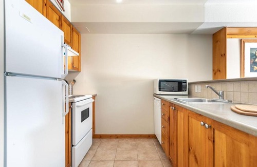 Silver Star Mountain Apartment | Queen View