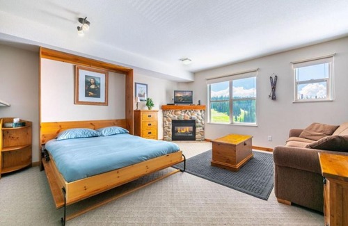 Silver Star Mountain Apartment | Queen View