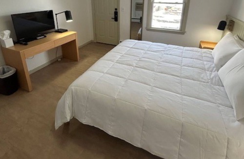 Watkins Glen House | Queen With Twin Inn Room - NQTI