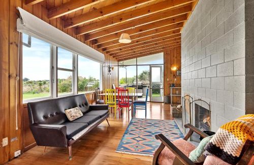 Waikanae House | Queenie - Waikanae Beach Holiday Home