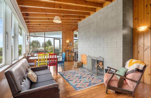 Waikanae House | Queenie - Waikanae Beach Holiday Home