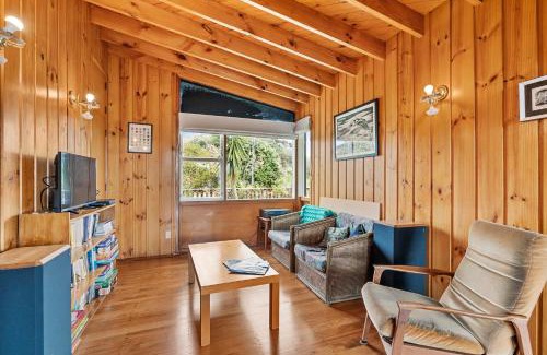 Waikanae House | Queenie - Waikanae Beach Holiday Home