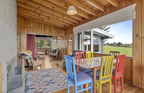 Waikanae House | Queenie - Waikanae Beach Holiday Home