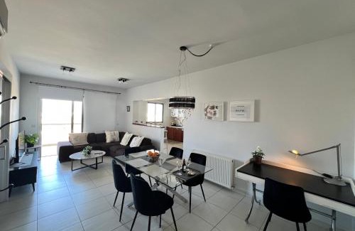 Ayios Dhometios Apartment | Queens Boutique Apartment 2BR