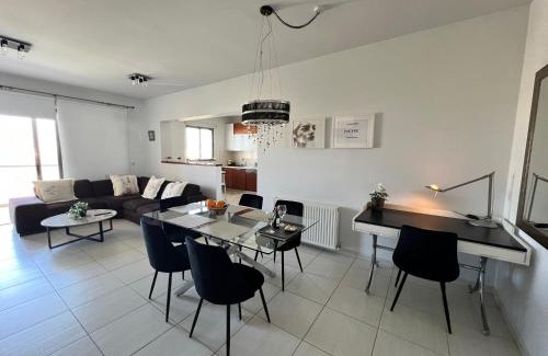 Ayios Dhometios Apartment | Queens Boutique Apartment 2BR