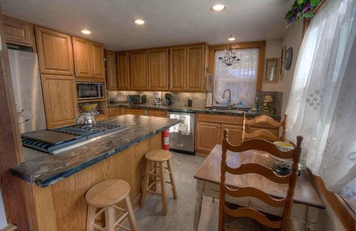 Al Tahoe House | Queens Cottage by Lake Tahoe Accommodations