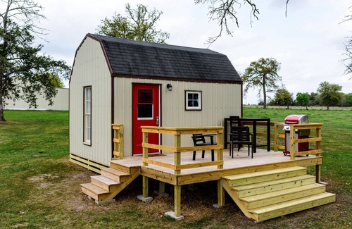 Round Top Cottage | Queens Hotel- a cozy studio cottage in the country. Pool and hot tub.