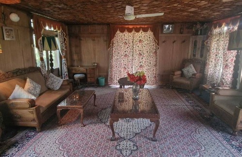 Nagin Bagh House | Queens Lake House, Luxurious lake side homestay.