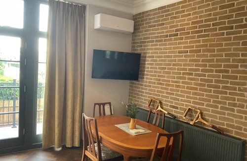 West Kensington Apartment | Queens View