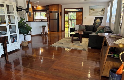 Whitfield House | Queenslander house with plenty of space and very tropical. Sleeps six people.