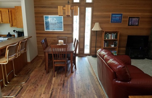 Sunriver Condo | Quelah 70 Condo in Sunriver-Ideal Location! DCCA 950