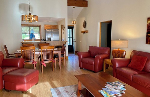 Sunriver Condo | Quelah Condo 106, Best Views of Lake Aspen, Air-Conditioned!