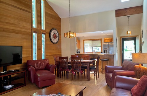 Sunriver Condo | Quelah Condo 106, Best Views of Lake Aspen, Air-Conditioned!