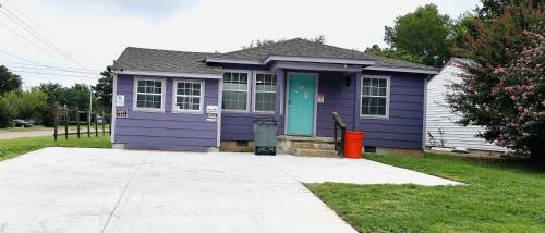 Lawton House | QUICK 1 mile to Ft Sill! Wizard Cottage sleeps 5 adults & Pets Welcome!