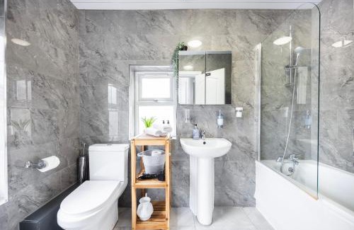 Stratford Apartment | Quick Access to London City, Self Check-in!