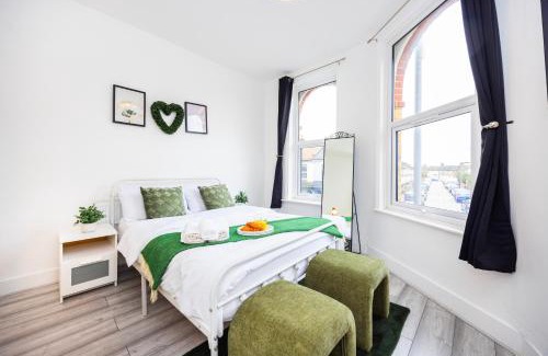 Stratford Apartment | Quick Access to London City, Self Check-in!