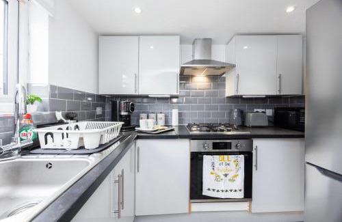 Stratford Apartment | Quick Access to London City, Self Check-in!