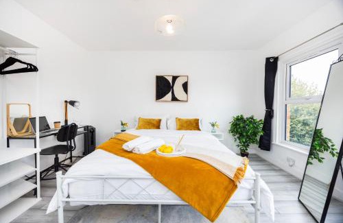 Stratford Apartment | Quick Access to London City, Self Check-in!