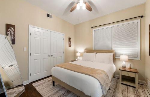 Tri-Taylor Apartment | Quick Drive to Downtown Chicago & Early Check-In