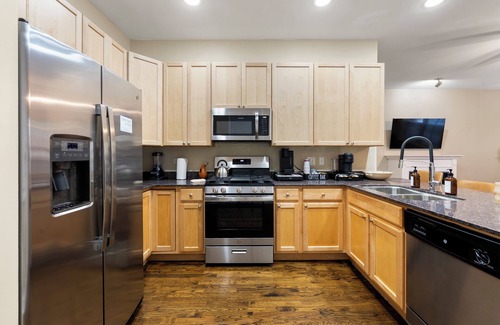 Tri-Taylor Apartment | Quick Drive to Downtown Chicago & Early Check-In