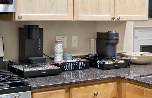 Tri-Taylor Apartment | Quick Drive to Downtown Chicago & Early Check-In