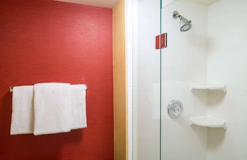West Dundee Resort | Quick Drive to Spring Hill Mall, FREE Parking, Enjoy Indoor Swimming Pool!