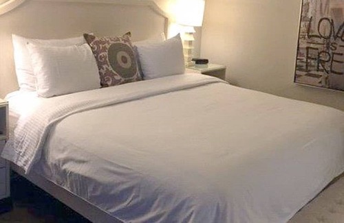 East Hollywood Hotel | Quick Drive to the Hollywood Museum! w/Parking and Pool, Pets Welcome Too!