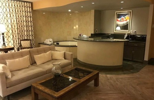 East Hollywood Hotel | Quick Drive to the Hollywood Museum! w/Parking and Pool, Pets Welcome Too!