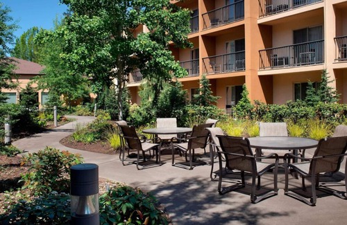Tanasbourne House | Quick Drive to Winthrop Park! 2 Comfortable Pet-friendly Units, Swimming Pool!