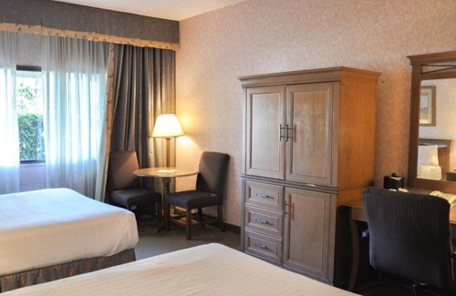 Raisin Hotel | Quick Fresno Stay – 3 Affordable Units w/Airport Shuttle & Nearby Dining