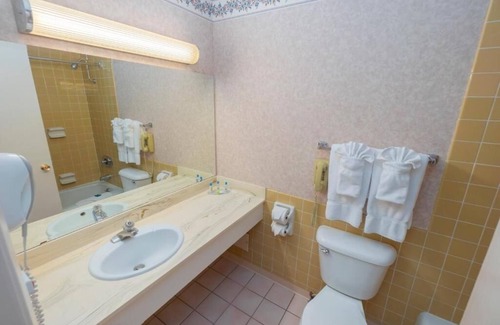 Raisin Hotel | Quick Fresno Stay – 3 Affordable Units w/Airport Shuttle & Nearby Dining