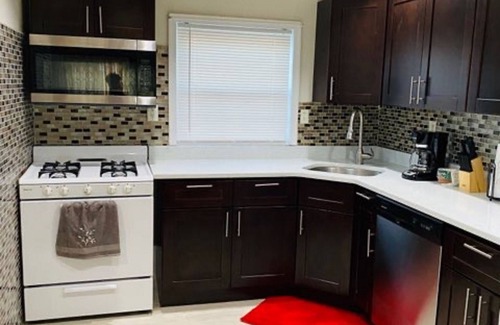 Rochdale House | Quick rides to JFK, train station, malls & casino.