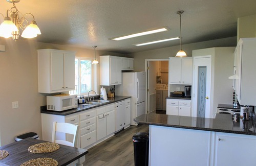 Umatilla House | Quick walk to Columbia River access