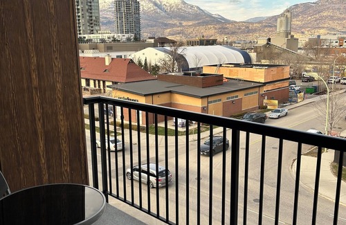 North End Apartment | Quick walk to Lakeside Boardwalk and Downtown shops & restaurants!