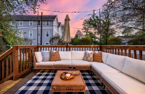 North Beach Cottage | Quick walk to the beach! Fire pit, Corn hole, Games & More!