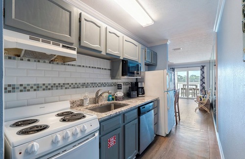 El Centro Beach Condo | Quick Walk to Beach! Includes Local Attraction Tickets!